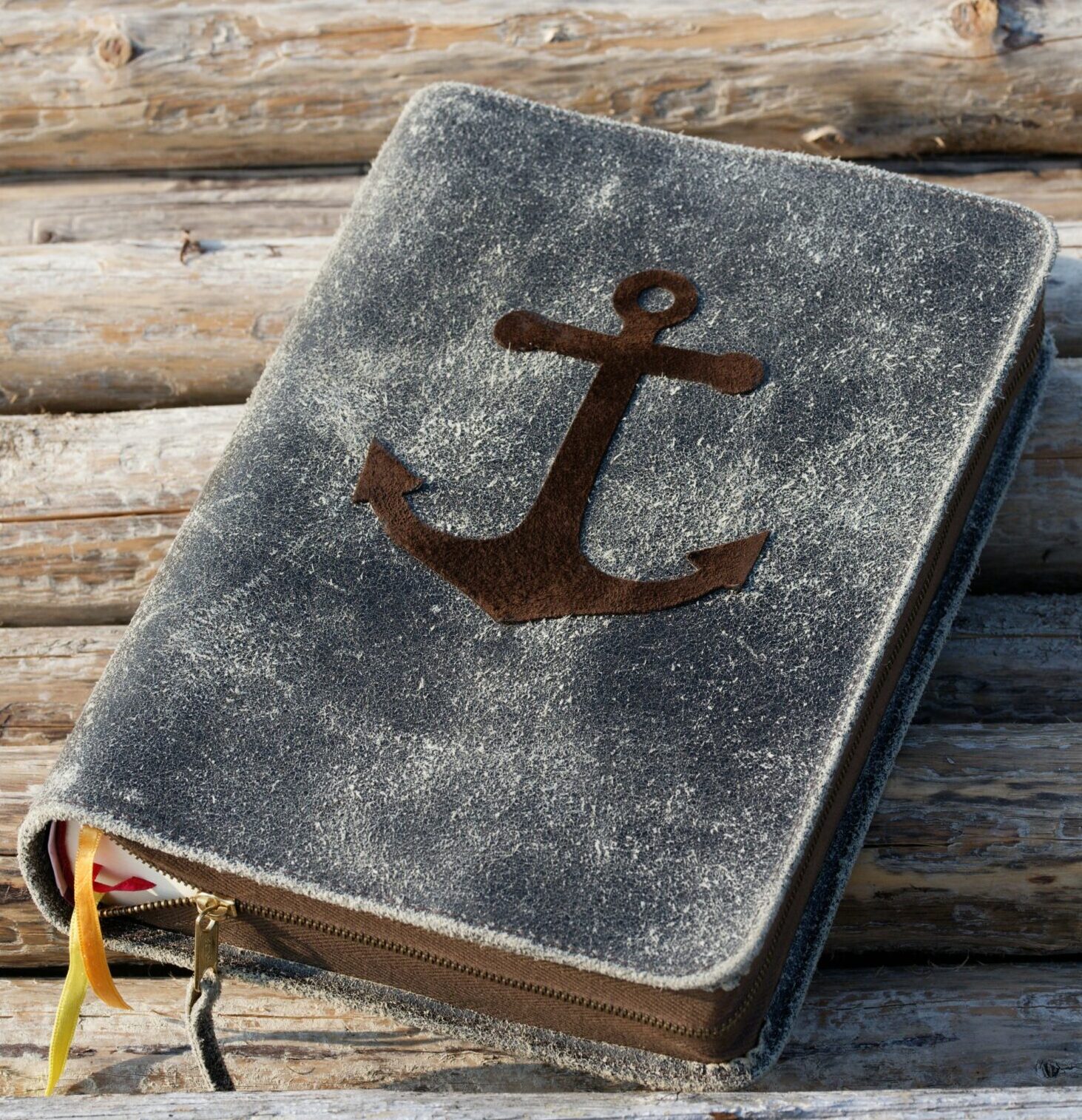 «Anclas en tiempo de vértigo»